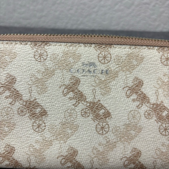 NWT COACH SLIM ACCORDION ZIP WALLET WITH HORSE AND CARRIAGE PRINt CREAM BEIGE - Picture 4 of 11